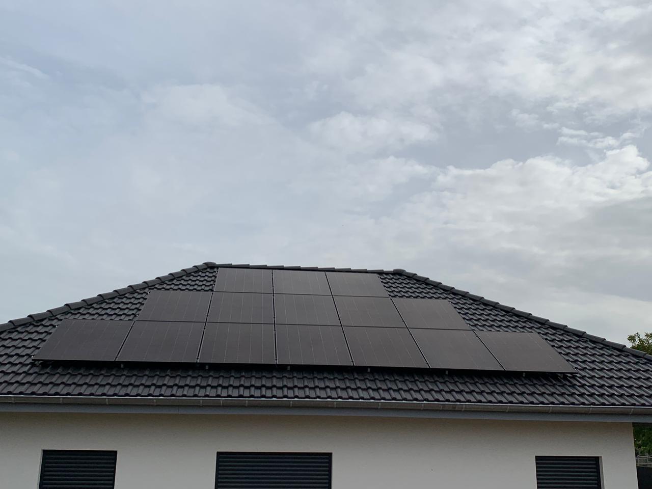 Photovoltaikanlage von DomSolar auf einem Landwirtschaftsbetrieb.