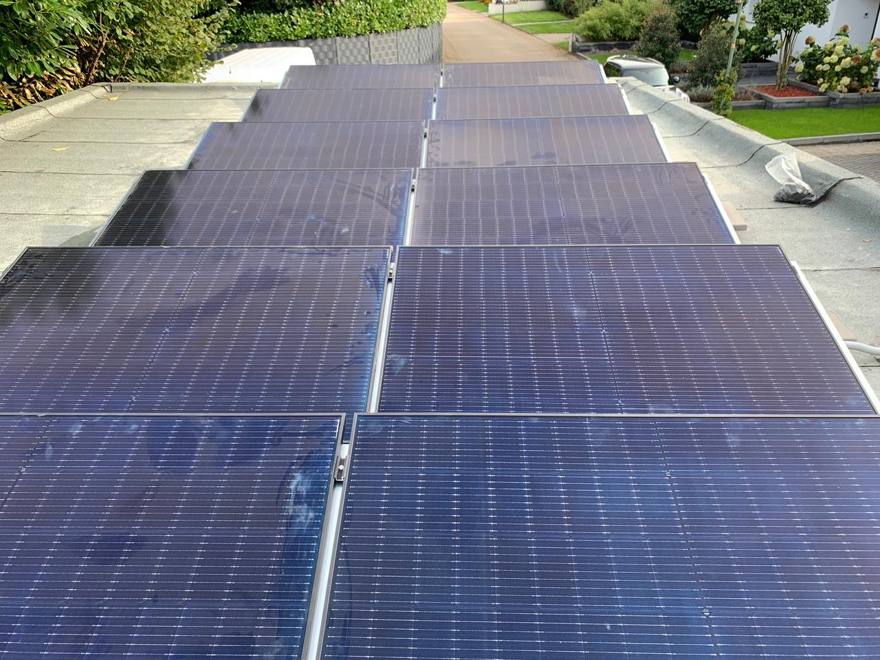 Neu installierte Photovoltaikanlage von DomSolar bei Sonnenuntergang