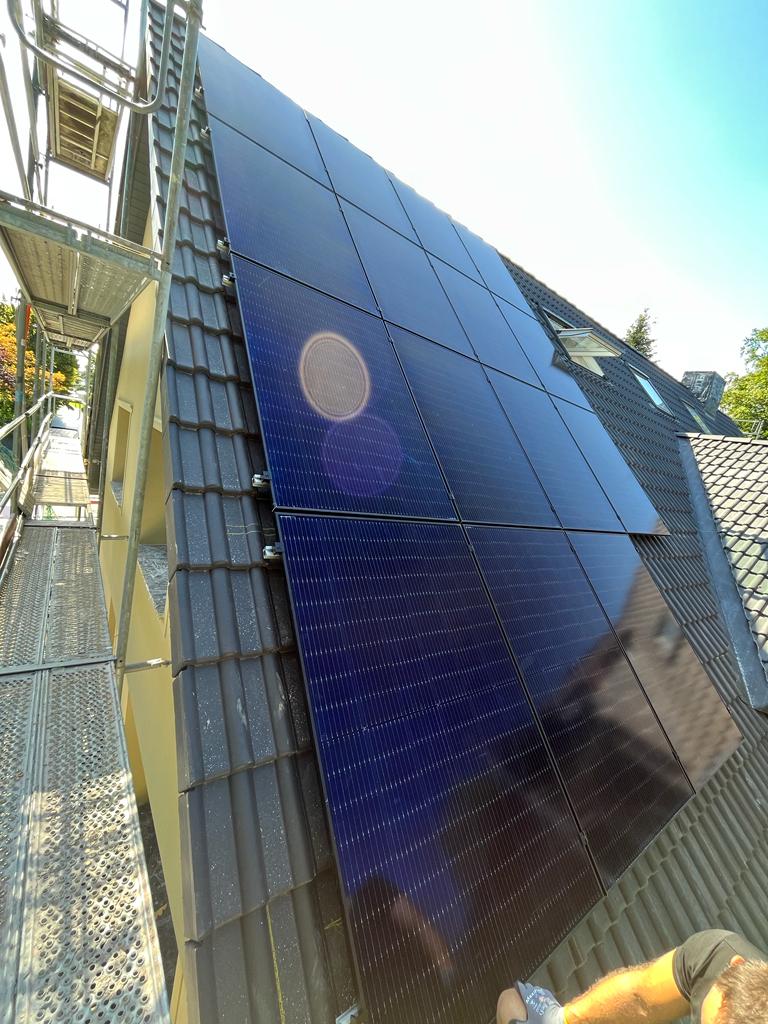 Luftaufnahme einer großflächigen Photovoltaikanlage von DomSolar.