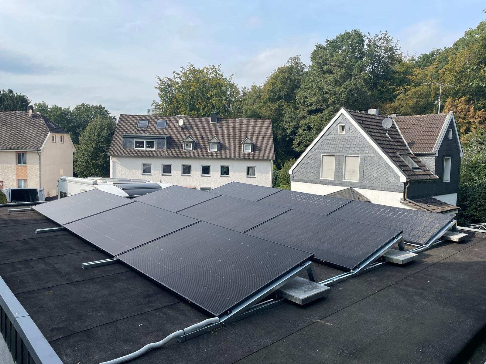 Photovoltaikanlage von DomSolar auf einem Industriegebäude