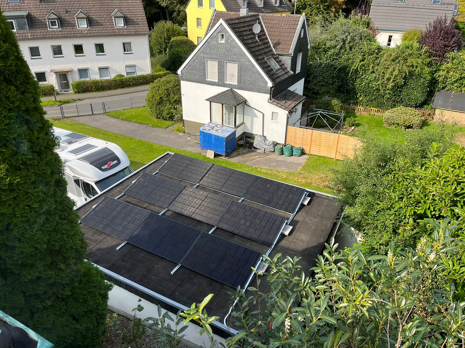 Innovative Photovoltaikanlagen von DomSolar in städtischer Umgebung