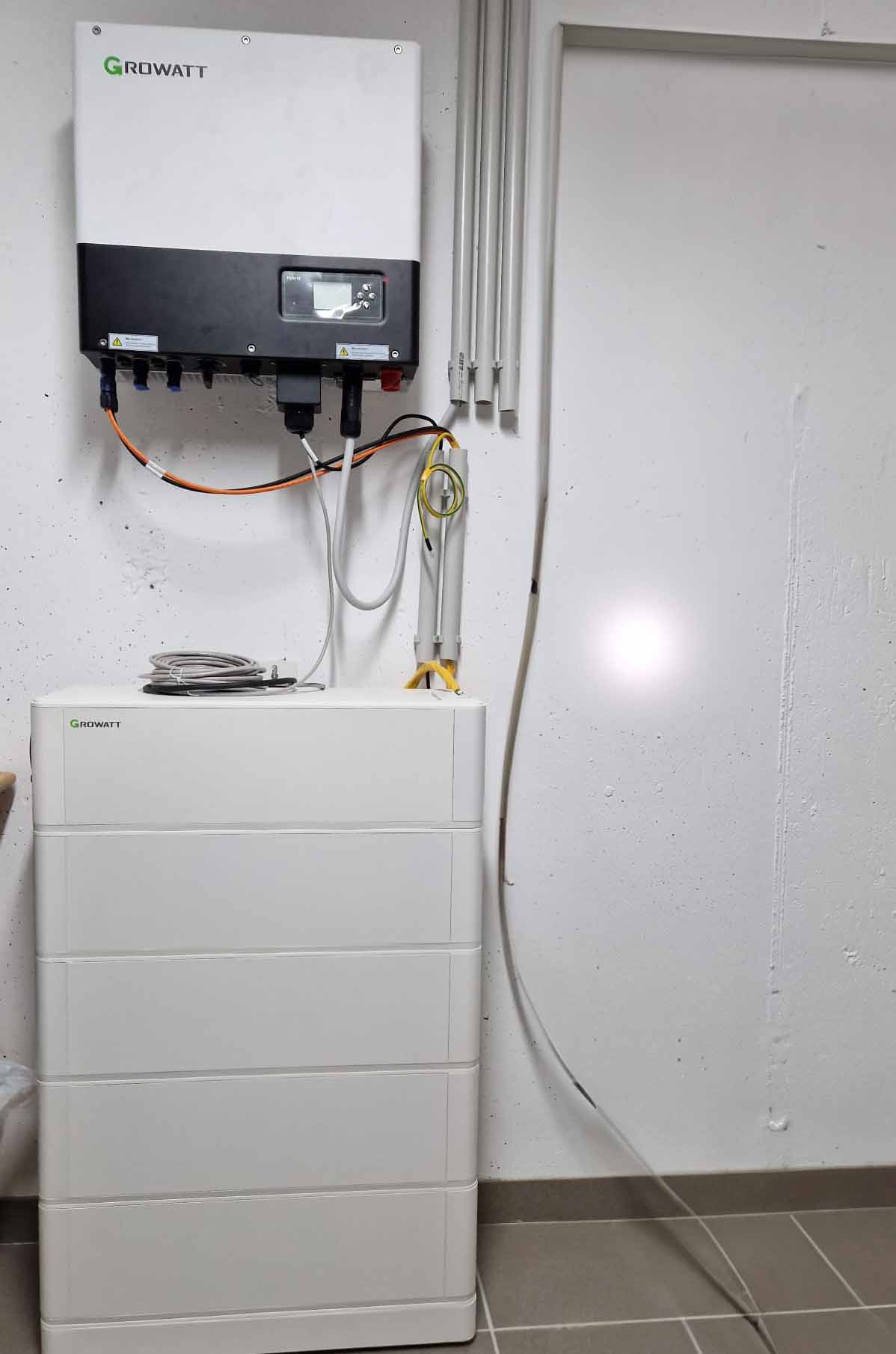 Moderner Stromspeicher von DomSolar im Einsatz in einem Einfamilienhaus.